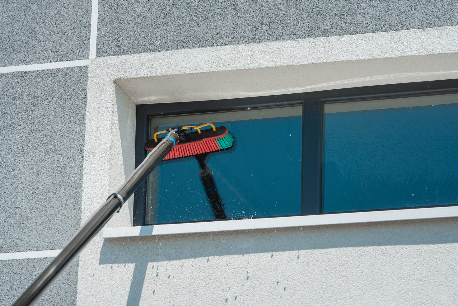 Equipment for washing and cleaning the window from the outside